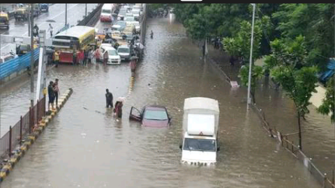 बारिश में भींगना अच्छा लगता है।